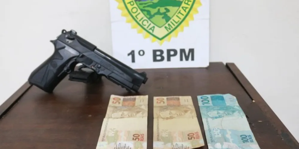 Arma de brinquedo e dinheiro estavam com suspeito preso pela PM logo após o assalto