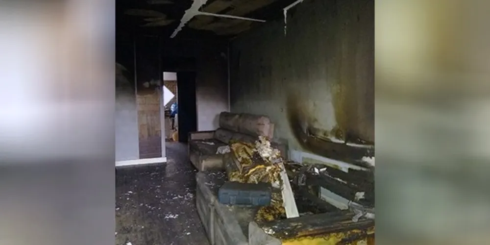 Por sorte, não tinha ninguém em casa e não houve feridos, mas a residência foi completamente destruída pelas chamas que começaram na sala e rapidamente se espalharam por todo o imóvel.