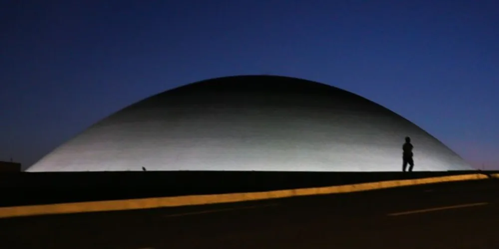 De acordo com o texto, os produtos devem ser distribuídos nos Centros de Referência de Assistência Social (CRAS) e nas Instituições de Longa Permanência para Idosos (ILPIs). 