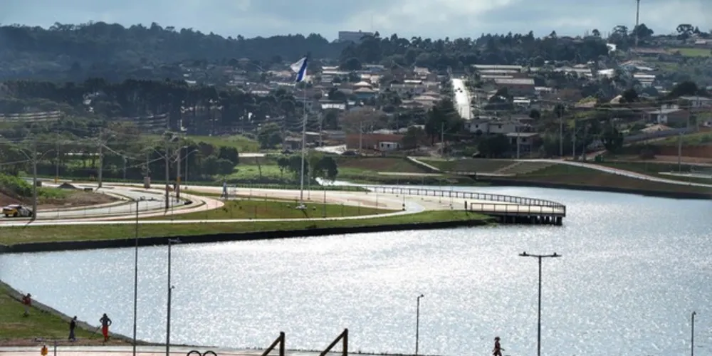 Não apenas o asfalto, calçadas, espaços para jardins e as rampas de acessibilidade na frente de casa. Os projetos de urbanização levam à população muito mais do que obras. 