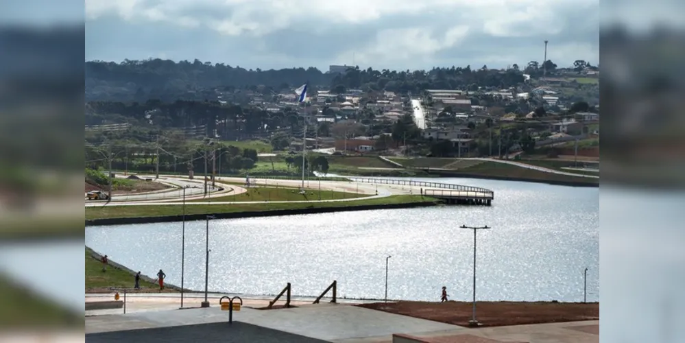 Não apenas o asfalto, calçadas, espaços para jardins e as rampas de acessibilidade na frente de casa. Os projetos de urbanização levam à população muito mais do que obras. 