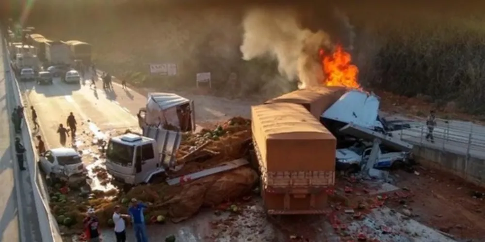 Uma carreta carregada com melancias seguia pelo sentido Vitória quando colidiu contra nove veículos e pegou fogo.