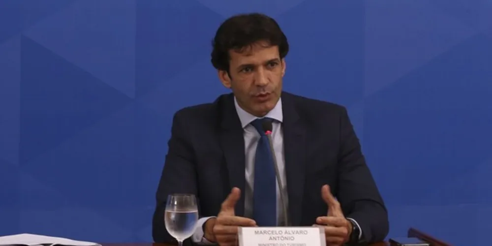 O ministro encontra-se assintomático e seguirá trabalhando de casa, adotando todos os protocolos recomendados pelo Ministério da Saúde", diz nota da pasta.