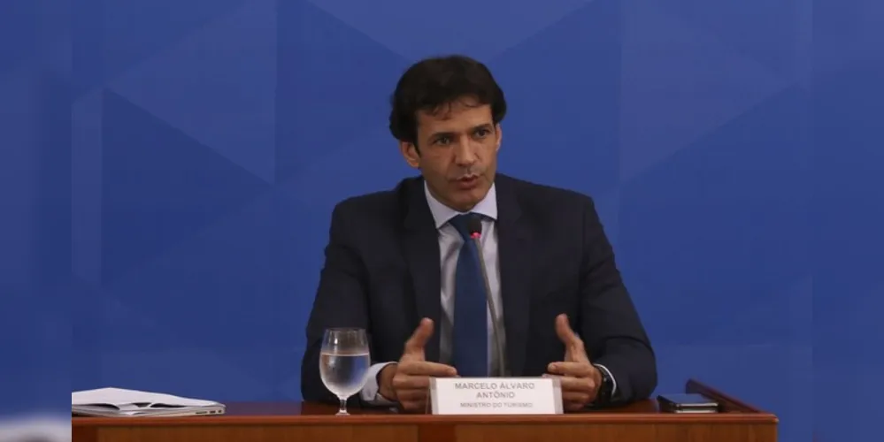 O ministro encontra-se assintomático e seguirá trabalhando de casa, adotando todos os protocolos recomendados pelo Ministério da Saúde", diz nota da pasta.