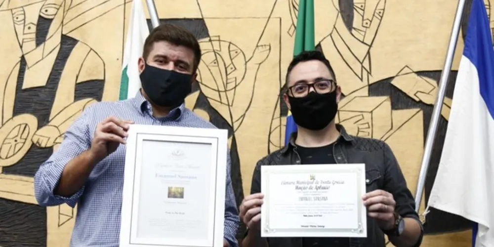 Imagem ilustrativa da imagem Vinicius Camargo homenageia artista plástico na Câmara de PG