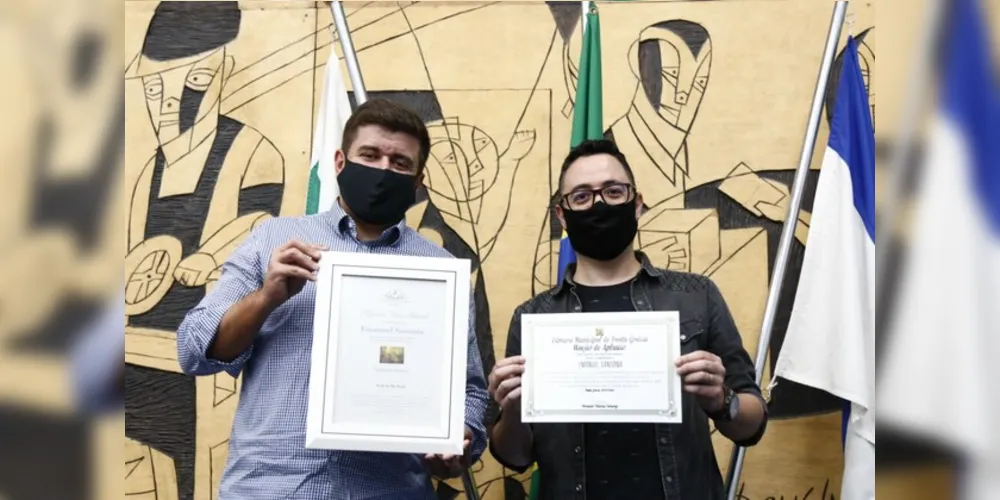 Imagem ilustrativa da imagem Vinicius Camargo homenageia artista plástico na Câmara de PG