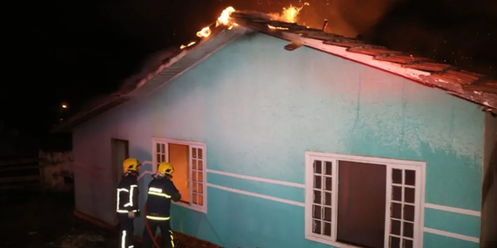 Incêndio ocorreu na noite desta sexta-feira (18)