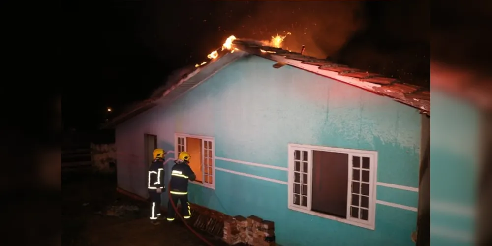 Incêndio ocorreu na noite desta sexta-feira (18)