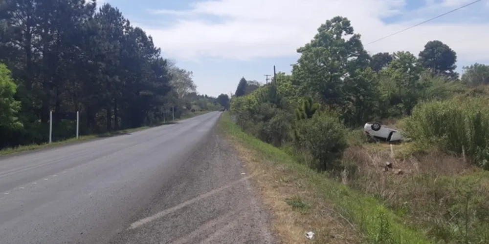 Veículo HB20S capotou em Rebouças