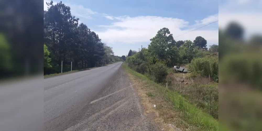 Veículo HB20S capotou em Rebouças