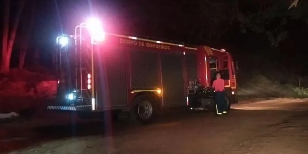 A suspeita inicial é que o automóvel foi roubado e o incêndio era criminoso