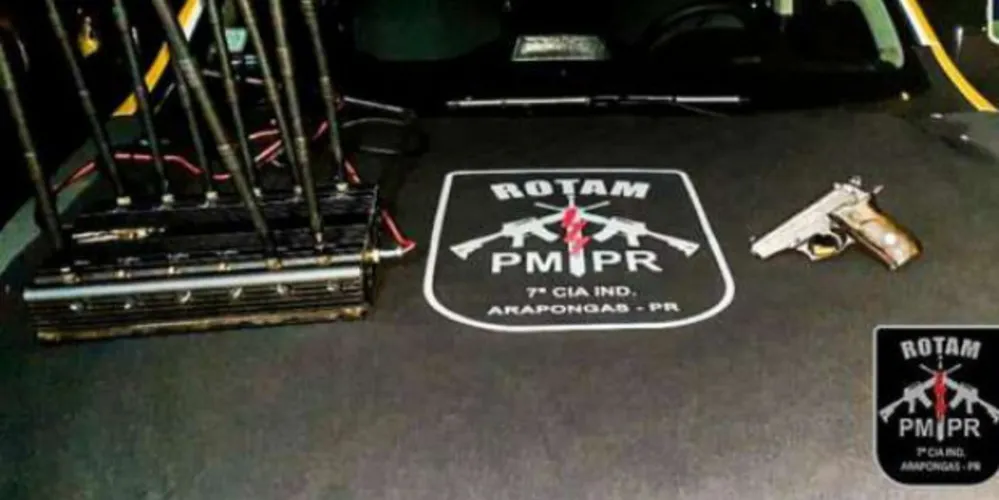 Os policiais apreenderam com eles uma arma de fogo, munição e um aparelho utilizado para bloqueio de sinal GPS