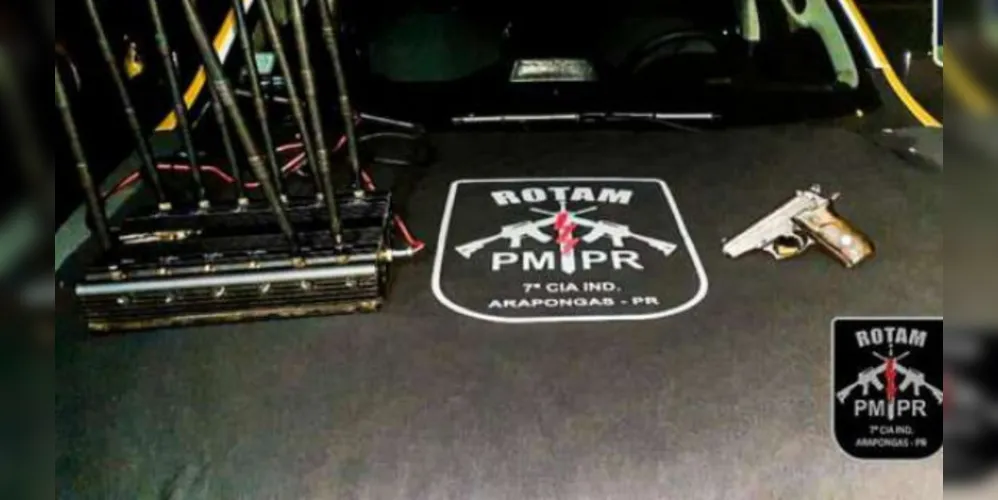 Os policiais apreenderam com eles uma arma de fogo, munição e um aparelho utilizado para bloqueio de sinal GPS