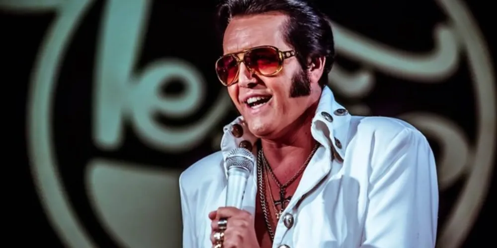 Rogério Cordoni, conhecido como o Elvis Brasileiro, comandará uma hora de show, transmitido pelos canais do Sesc PR no Facebook e no YouTube.