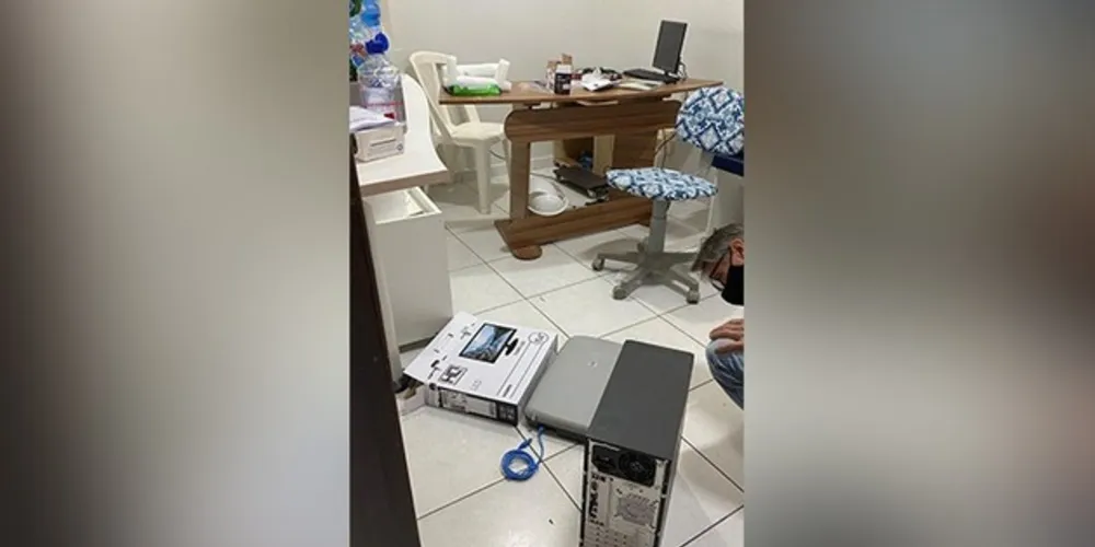 A Polícia Civil esteve no local para realizar a perícia e coletar provar para tentar identificar os invasores. Ninguém foi preso.