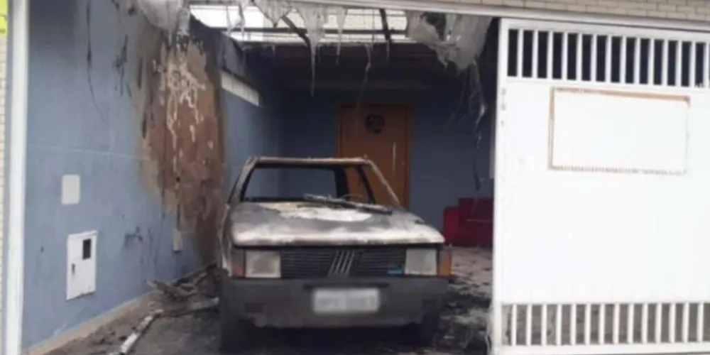 Homem invade garagem, coloca fogo em carro e foge