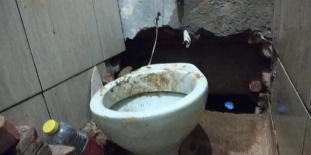 Detentos tinham feito um buraco na parede do banheiro que dava acesso ao lado externo da delegacia