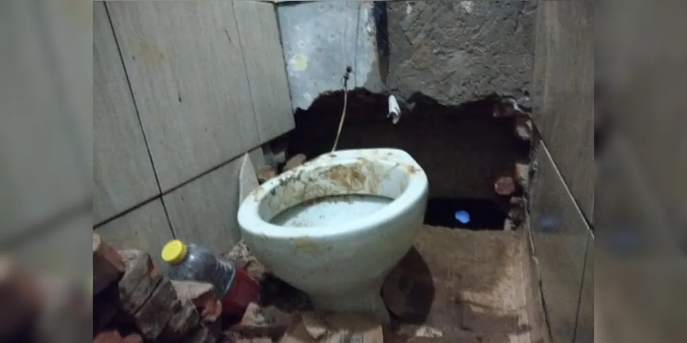 Detentos tinham feito um buraco na parede do banheiro que dava acesso ao lado externo da delegacia