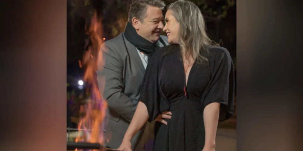 BRINDE A VIDA -  O advogado e empresário Sergio Zadorosny Filho recebeu as felicitações pela troca de idade na última segunda-feira (21). No registro especial, Sergio e sua namorada Paula Campagnoli. Da coluna RC os votos de felicidades e realizações