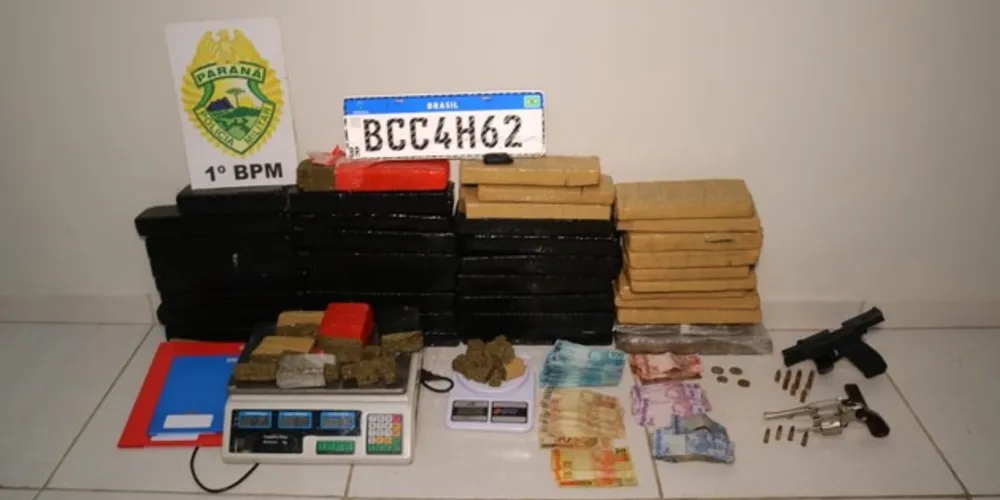 Além da droga, policiais encontraram armas de fogo, munições e outros produtos relacionados com o tráfico