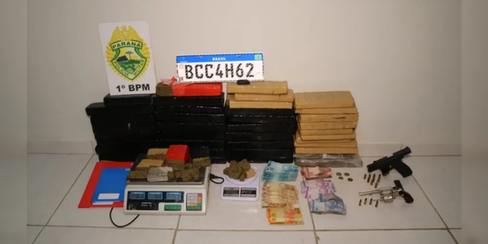 Além da droga, policiais encontraram armas de fogo, munições e outros produtos relacionados com o tráfico