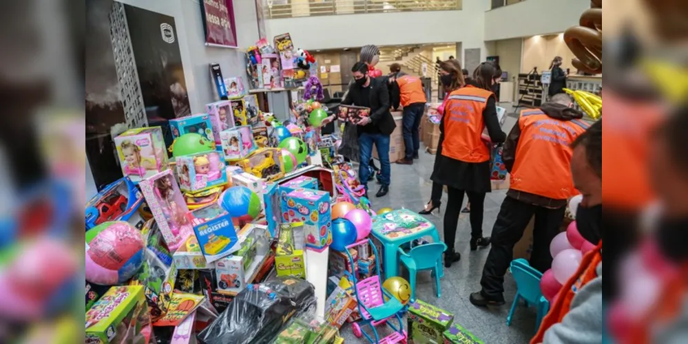 A campanha continua até 4 de outubro e quem quiser doar pode deixar os brinquedos em uma caixa de coleta na recepção da Celepar.