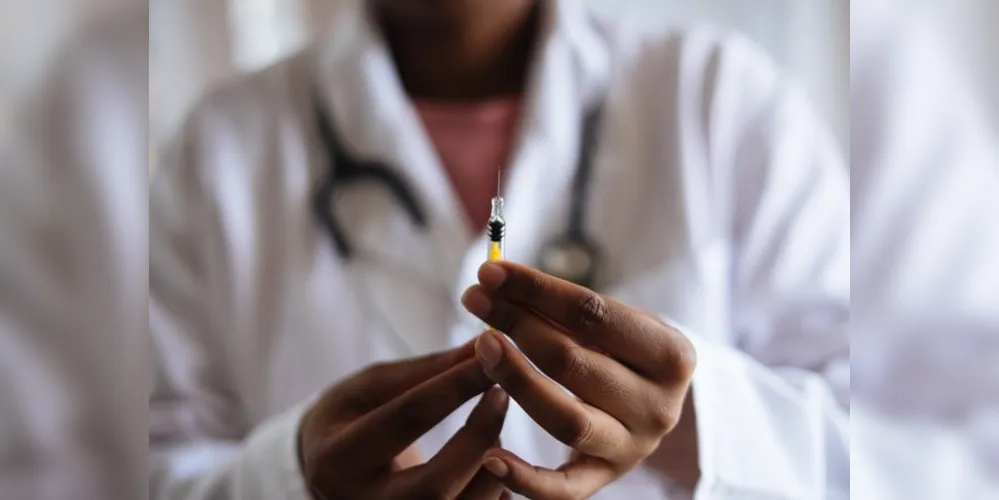 A solicitação para ampliar os testes no Brasil foi do laboratório Astrazeneca, responsável pelo desenvolvimento da vacina, juntamente com a Universidade de Oxford. 