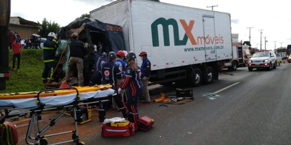 Imagem ilustrativa da imagem Grave acidente na Souza Naves deixa vítima presa às ferragens