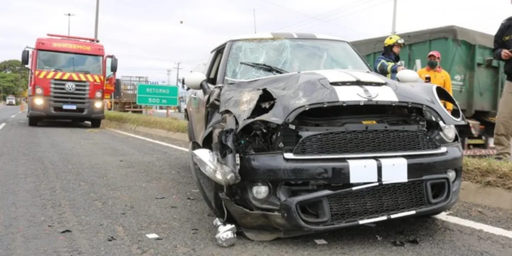 Imagem ilustrativa da imagem Motorista desvia de cachorro e capota na Souza Naves