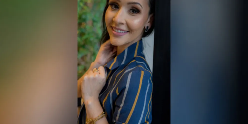 TROCA DE IDADE - Fernanda Camargo Kassab será muito cumprimentada pela troca de idade nesta quinta-feira (24). Fernanda esbanja charme e beleza por onde passa. Da coluna RC os votos de alegrias e sucesso.