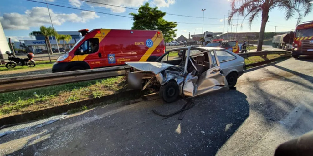 Motorista de um Volkswagen Gol, de 27 anos, atingiu a traseira de um caminhão que fugiu do local