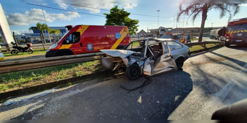 Motorista de um Volkswagen Gol, de 27 anos, atingiu a traseira de um caminhão que fugiu do local