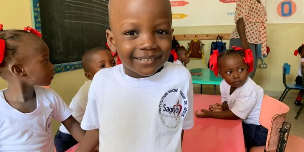 A instituição oferece ensino e refeições diárias para mais de 270 crianças que vivem na capital do Haiti.