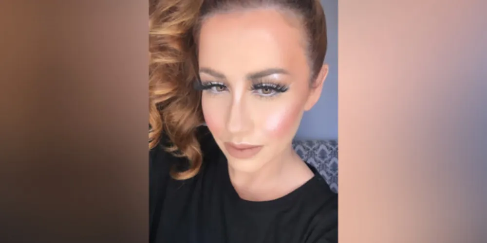 BRINDE A VIDA-  A badalada digital influencer Leandra Mello Pessoa Schneider receberá as felicitações pela troca de idade no próximo sábado (26). Mell como é conhecida, já ultrapassa os 200 mil seguidores no instagram e tem feito um brilhante trabalho de fomento ao comércio local. Da coluna RC os votos de felicidades e sucesso