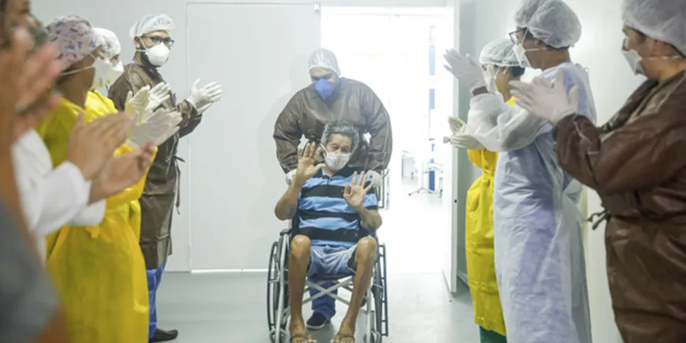 As medidas de enfrentamento à Covid-19 adotadas pelo Governo Federal, como tratamento precoce da doença e ampliação da capacidade laboratorial, refletem os dados favoráveis e aumento de pessoas salvas no país.