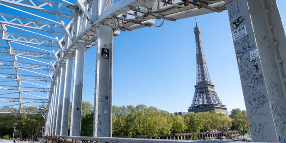 A polícia de Paris informou que uma pessoa foi presa perto da Ópera da Bastilha.