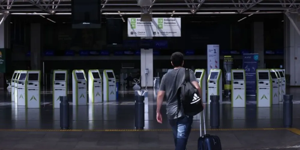 A entrada por estrangeiros por via aérea está permitida desde que obedecidos os requisitos migratórios adequados à sua condição, inclusive o de portar visto de entrada, quando este for exigido.