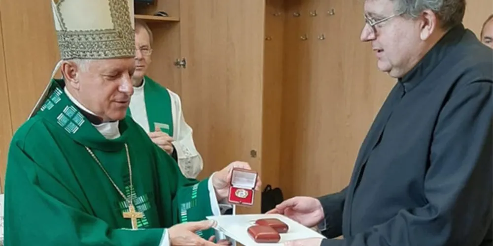 Dom Mieczyslaw Mokrzycki, arcebispo da cidade polonesa de Lviv, entregou relíquias para o padre Rafael
