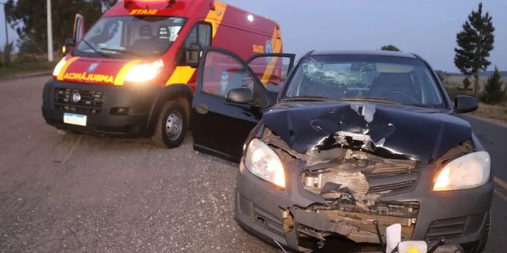 Imagem ilustrativa da imagem Mulher fica ferida após batida entre carro e moto na PR-513