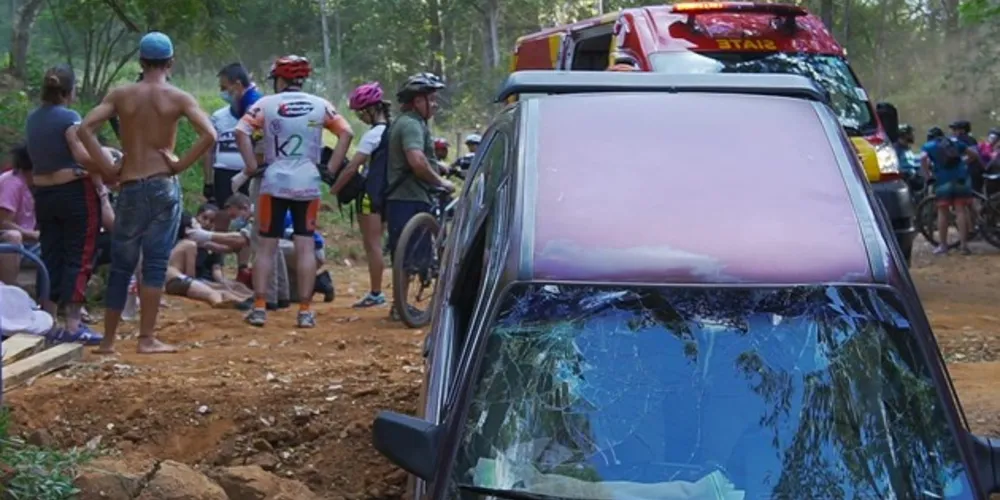 Imagem ilustrativa da imagem Carro despenca em buraco do Balneário Rio Verde