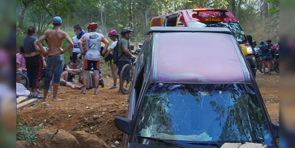 Imagem ilustrativa da imagem Carro despenca em buraco do Balneário Rio Verde