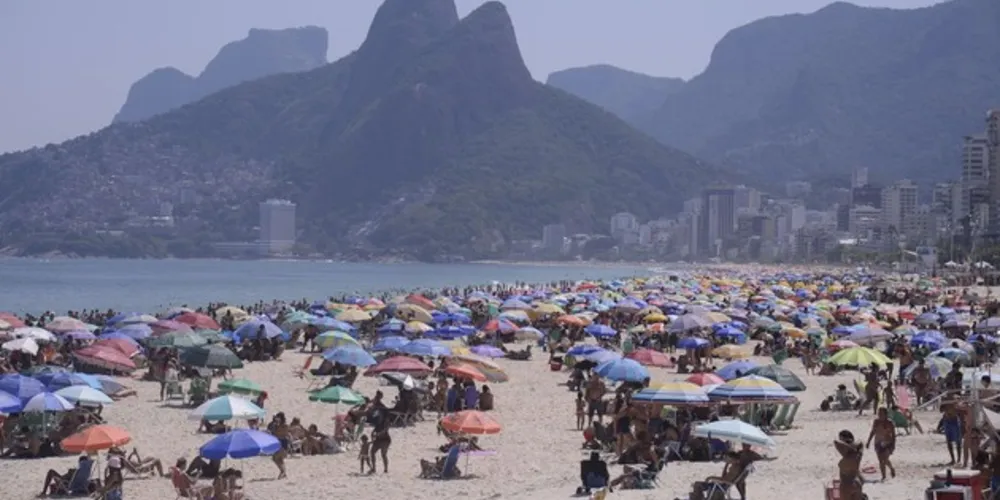 Imagem ilustrativa da imagem Em dia de calor, praias cariocas registram aglomeração