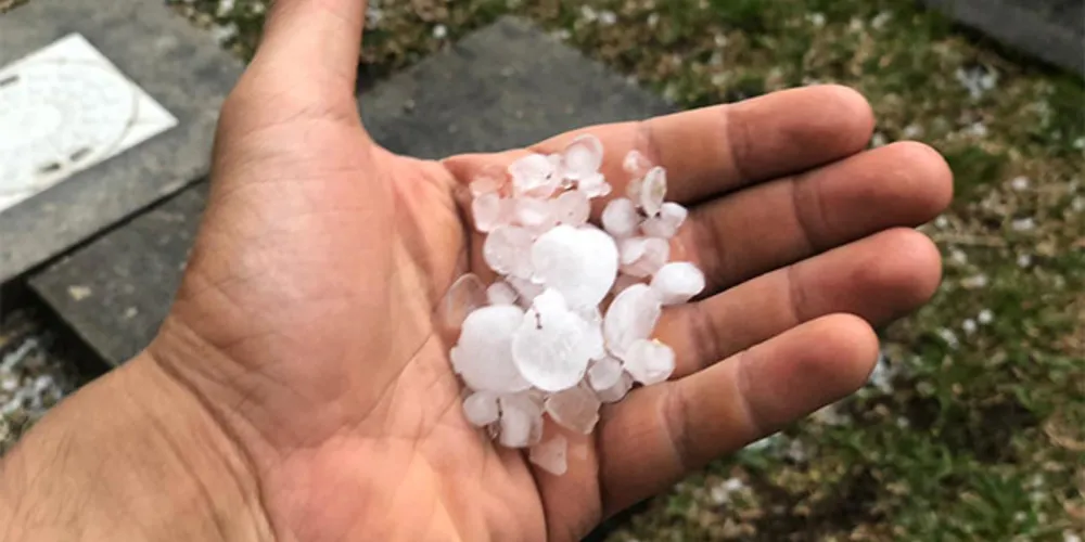 Granizo e ventos fortes causaram estragos em mais de 50 casas em diferentes regiões da cidade
