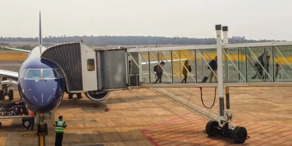 Outra companhia aérea que inicia voos para Foz do Iguaçu em outubro é a VoePass (antiga Passaredo), com ligações quatro vezes por semana entre o aeroporto de Congonhas-SP com escala em Ponta Grossa, nos Campos Gerais do Paraná. 