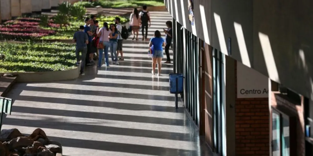 Pode participar quem cursou o ensino médio na rede pública ou na rede particular, na condição de bolsista integral. 