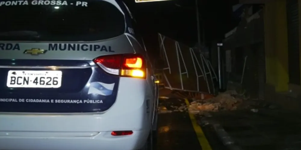 Vendaval afetou estabelecimento localizado na Avenida Visconde de Taunay