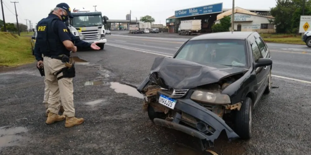 Imagem ilustrativa da imagem Acidente entre carro e caminhão trava a Avenida Souza Naves