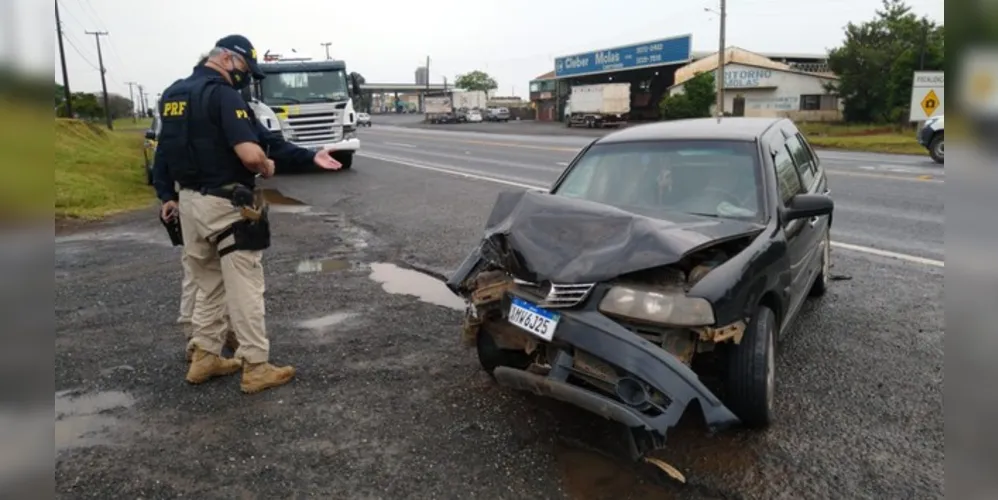 Imagem ilustrativa da imagem Acidente entre carro e caminhão trava a Avenida Souza Naves