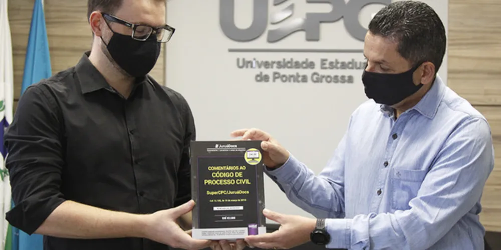 A editora convidou o professor no final do ano passado para produzir o material e, além da versão física, o livro também está em plataforma virtual, com acesso gratuito durante a pandemia.