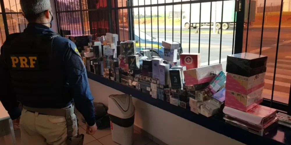 Motorista transportava mais de 300 frascos de perfume e quase 30 pacotes de cigarros paraguaios